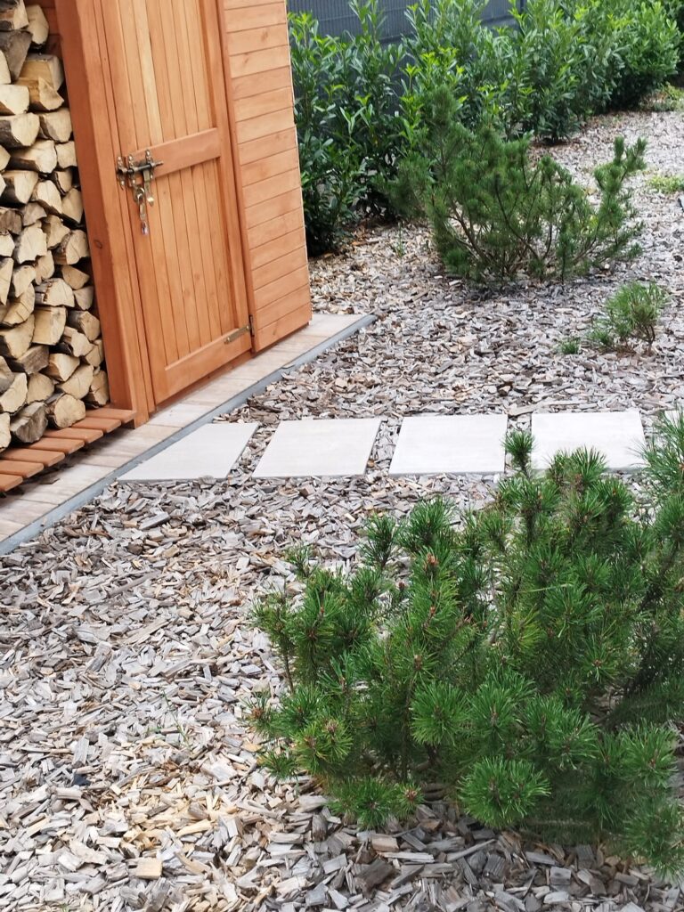 Aranżacja ogrodu przy domku narzędziowym Olszyna