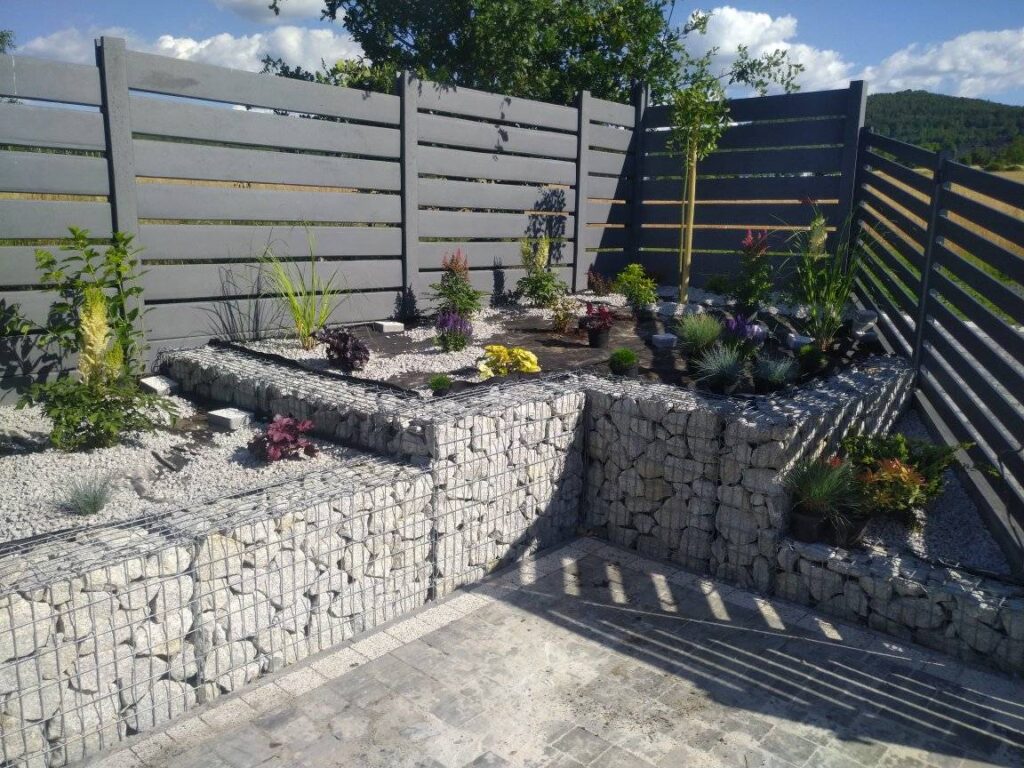 Montaż gabionów oraz zagospodarowanie ogrodu w Bolesławcu – nowoczesne rozwiązania ogrodowe